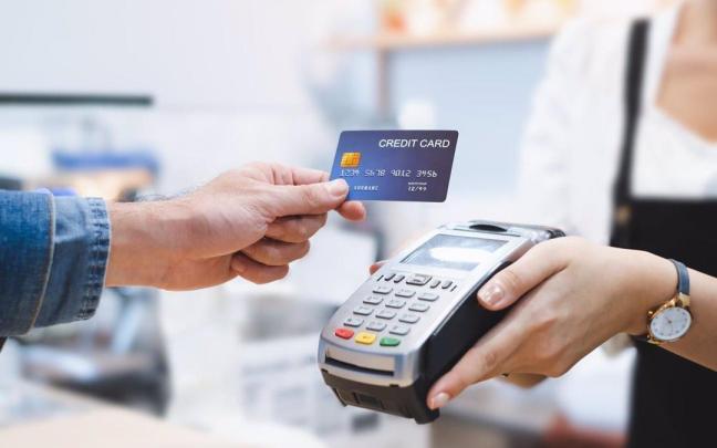 Un cliente pagando con tarjeta en un establecimiento