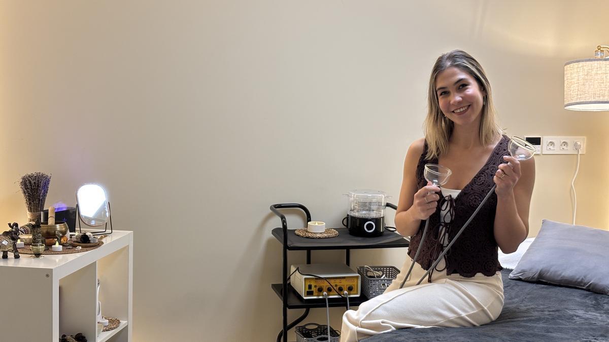 Florencia Baraciarte en su cabina de Lokatz Hair Spa, mostrando las ventosas que utiliza en algunos de sus tratamientos