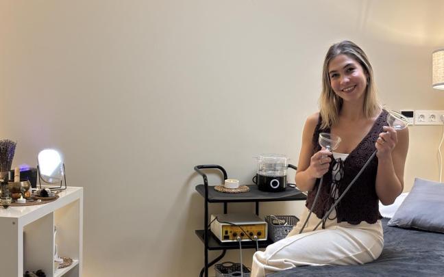 Florencia Baraciarte en su cabina de Lokatz Hair Spa, mostrando las ventosas que utiliza en algunos de sus tratamientos