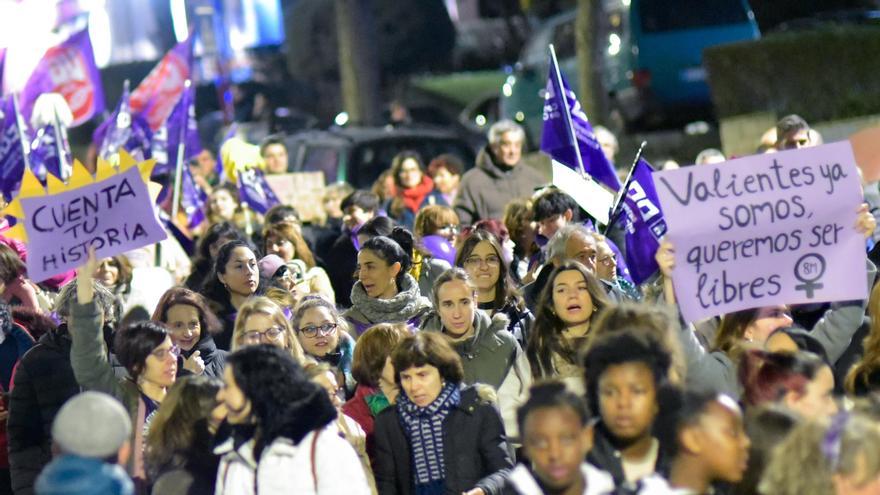 Cientos de personas protestan con carteles durante una manifestación convocada por la Plataforma Feminista .