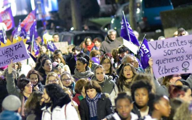 Cientos de personas protestan con carteles durante una manifestación convocada por la Plataforma Feminista . Cientos de personas protestan con carteles durante una manifestación convocada por la Plataforma Feminista .