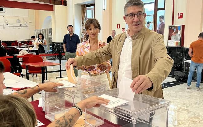 El cabeza de lista del PSE al Congreso por Bizkaia, Patxi López, en el momento de votar.