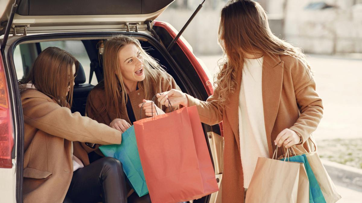 Grupo de amigas van de compras a un centro comercial con el coche