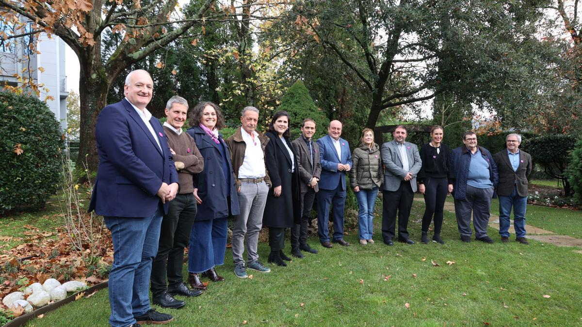 Los presidentes territoriales, en la foto de familia en los exteriores del parque tecnológico de Zamudio, donde se ha celebrado el EBB