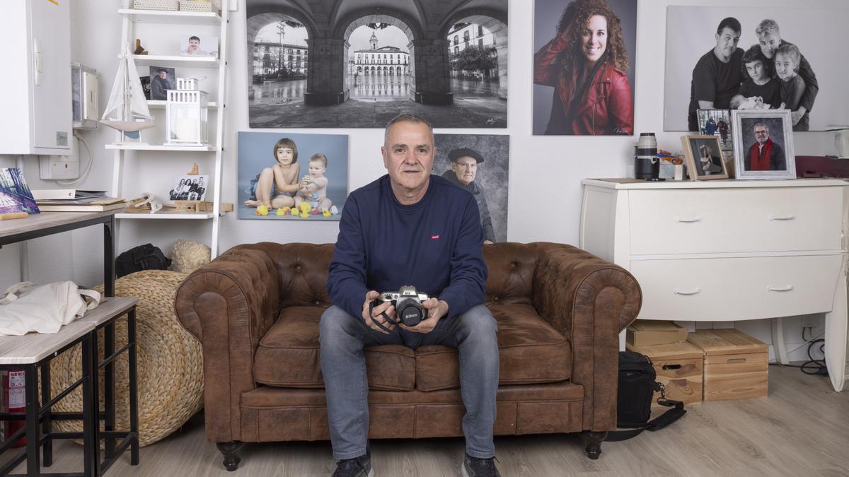 El fotógrafo oñatiarra Natxo Santos, cámara en mano, en su emblemático Chester, donde ha dado forma a un archivo repleto de rostros.