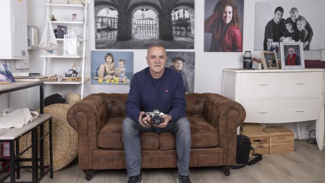 El fotógrafo oñatiarra Natxo Santos, cámara en mano, en su emblemático Chester, donde ha dado forma a un archivo repleto de rostros.