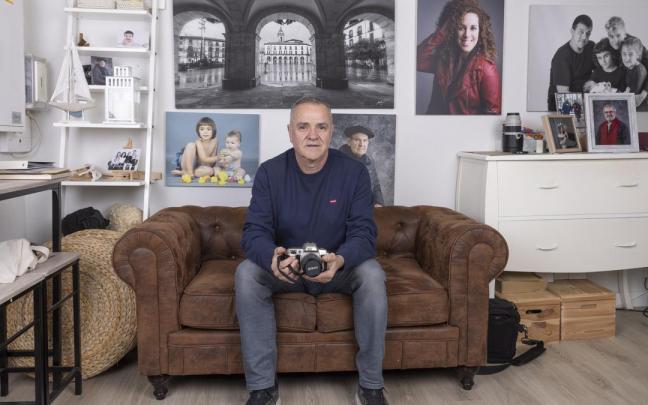 El fotógrafo oñatiarra Natxo Santos, cámara en mano, en su emblemático Chester, donde ha dado forma a un archivo repleto de rostros.