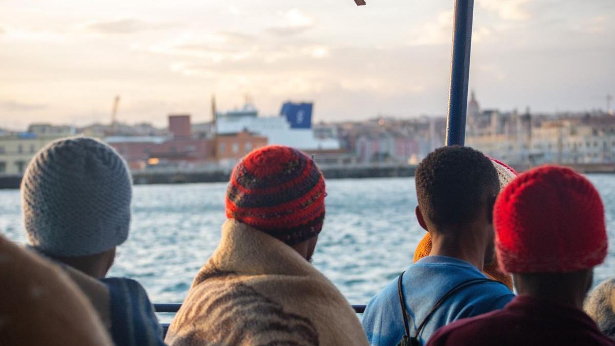 El Aita Mari durante su llegada al puerto de Catania.