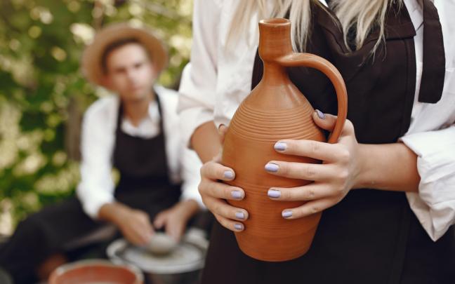 Imagen de archivo de una persona sujetando una jarra. FREEPIK