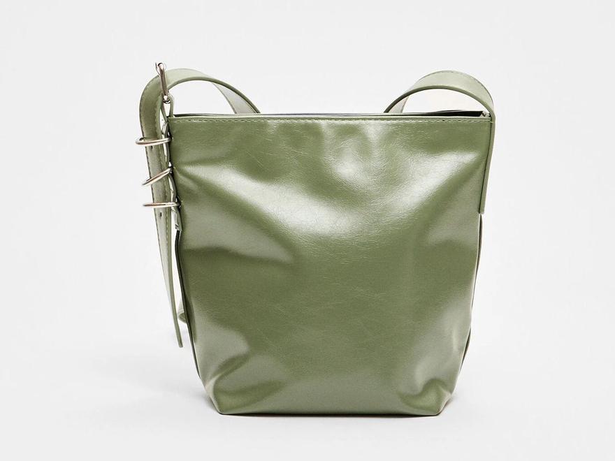 Bolso bandolera bucket en color verde oliva de Stradivarius (15,99 euros).