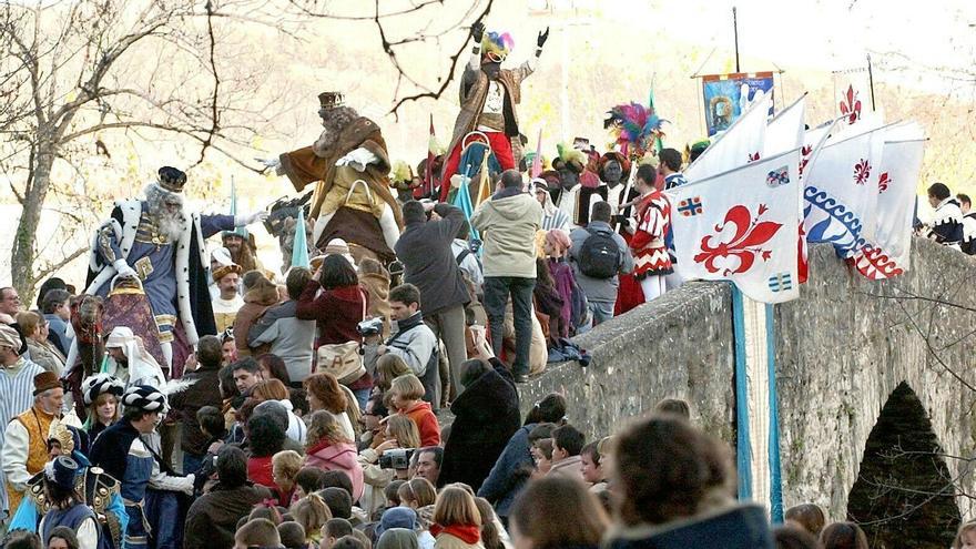 Los tres reyes magos, Melchor. Gaspar y Baltasar son recibidos por pequeños y mayores en su tradiciobnal cabalgata.