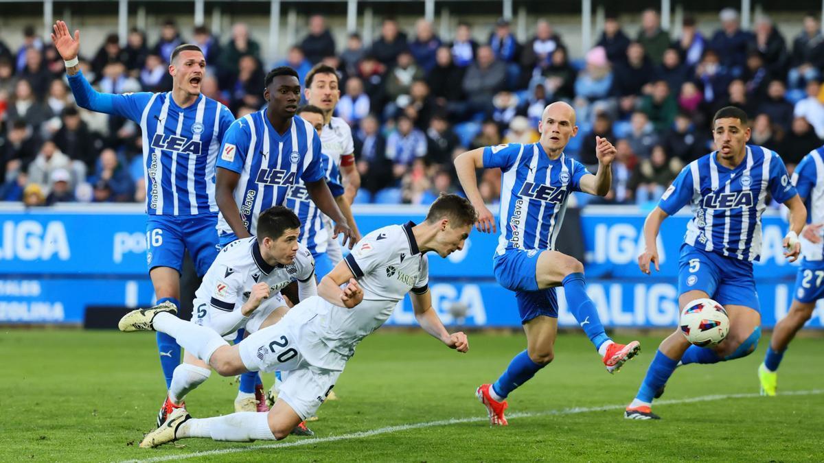 Pacheco, en el remate en plancha que supuso el gol de la Real en Mendizorrotza. / R.S.