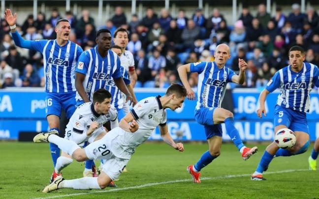 Pacheco, en el remate en plancha que supuso el gol de la Real en Mendizorrotza. / R.S.