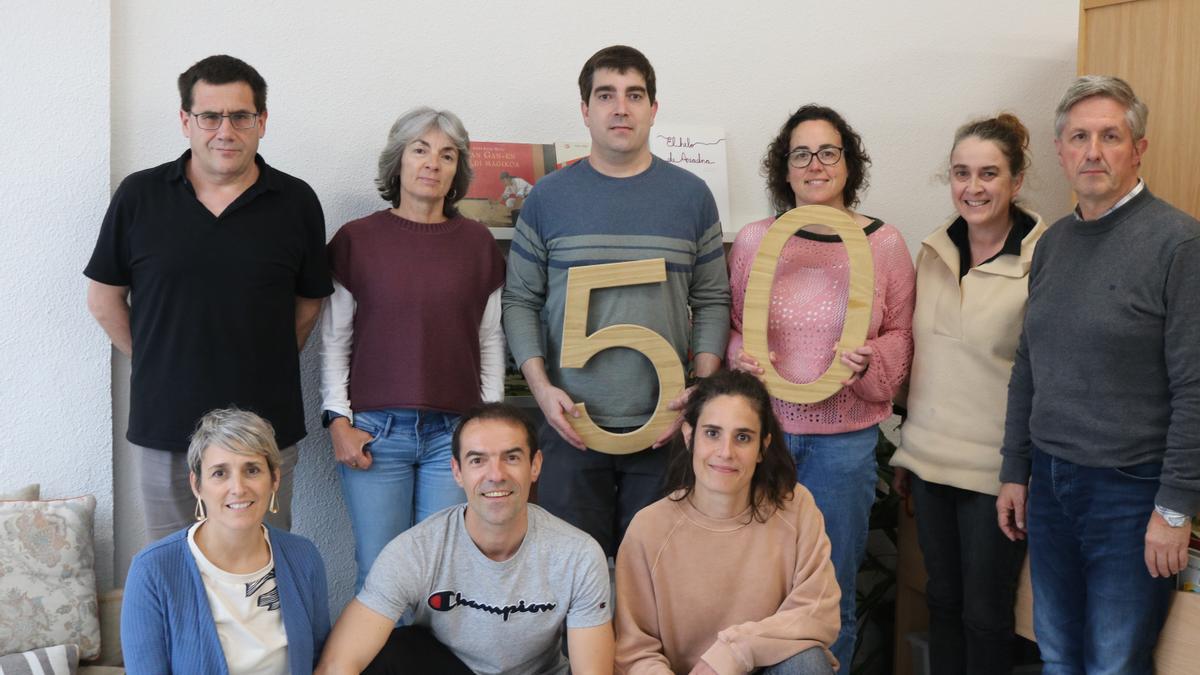 Egileak: Zutik ezkerretik eskuinera: Josu Zuberogoitia, Zuriñe Egia, Aitor Azpeitia, Miren Garcia, Elisabete Alberdi, Patxi Juaristi. Makurtuta ezkerretik eskuinera: Iratxe Lasa, Iraitz Legarra, Lexuri Aresti.