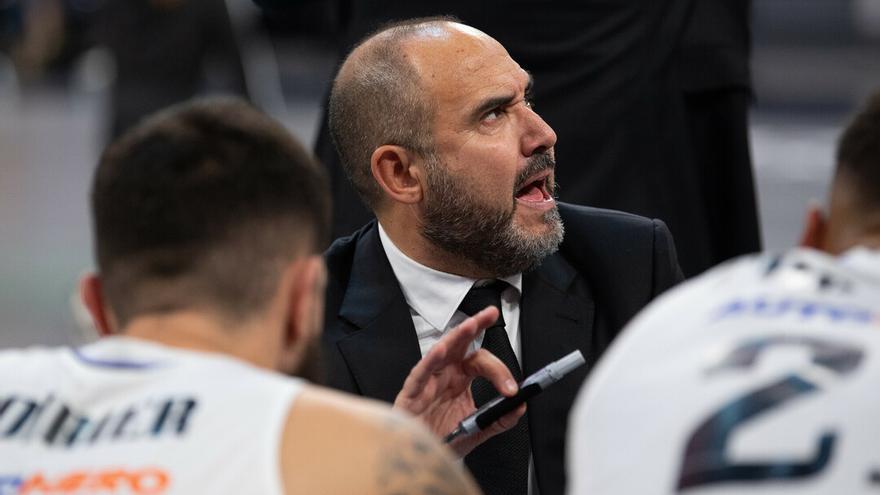 Chus Mateo da instrucciones a sus jugadores durante un tiempo muerto