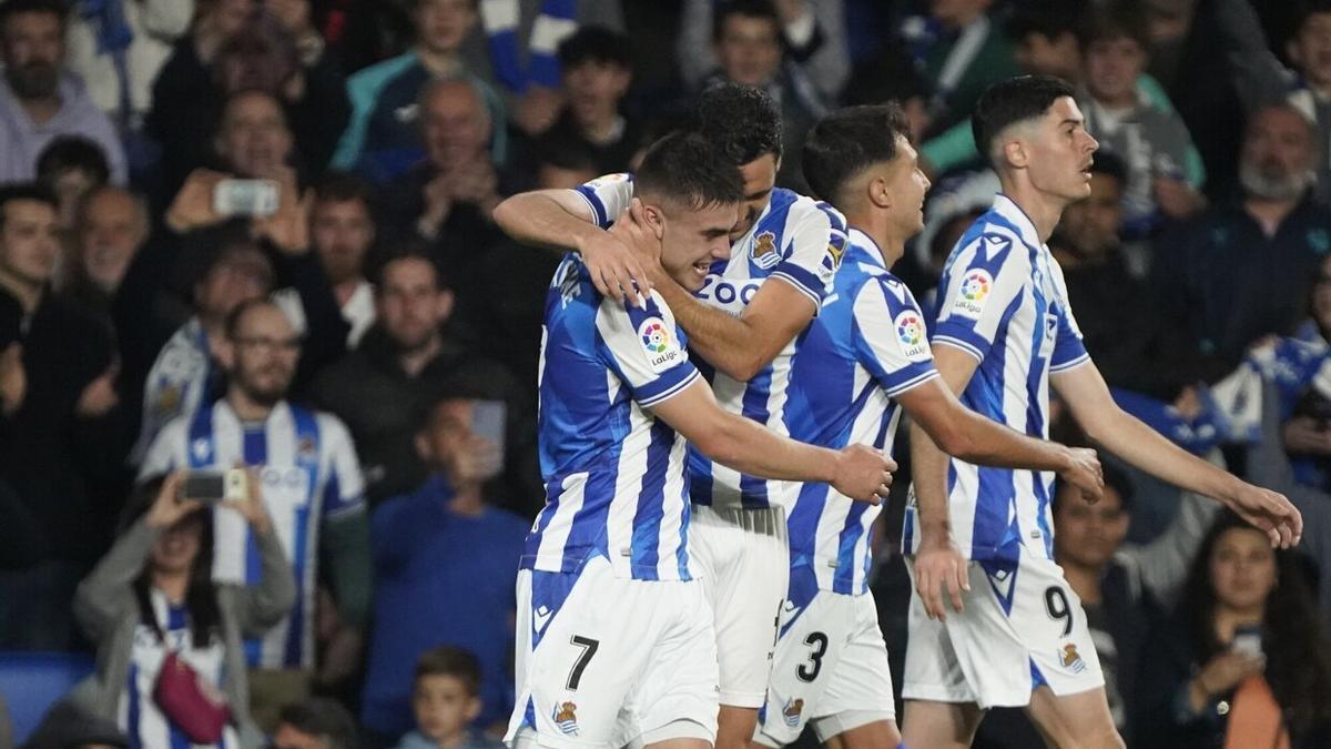 Los jugadores de la Real celebran el segundo gol. / RUBEN PLAZA