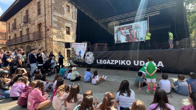 La imagen de Uribetxeberria, en la pantalla del escenario.