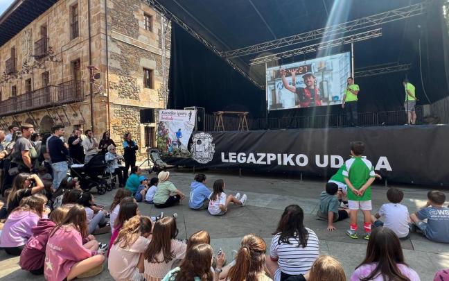 La imagen de Uribetxeberria, en la pantalla del escenario.