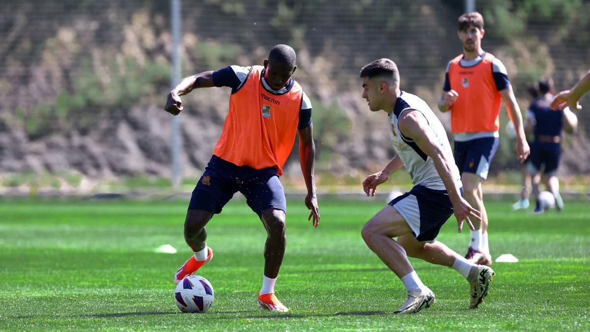 Traoré y Barrenetxea, durante un entrenamiento en las instalaciones de Zubieta, esta semana. / REAL SOCIEDAD