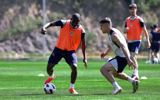 Traoré y Barrenetxea, durante un entrenamiento en las instalaciones de Zubieta, esta semana. / REAL SOCIEDAD