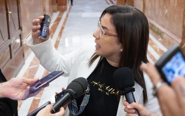 La diputada del PP, Ana Vázquez, tras ser expulsada por llevar un bote de gas pimienta