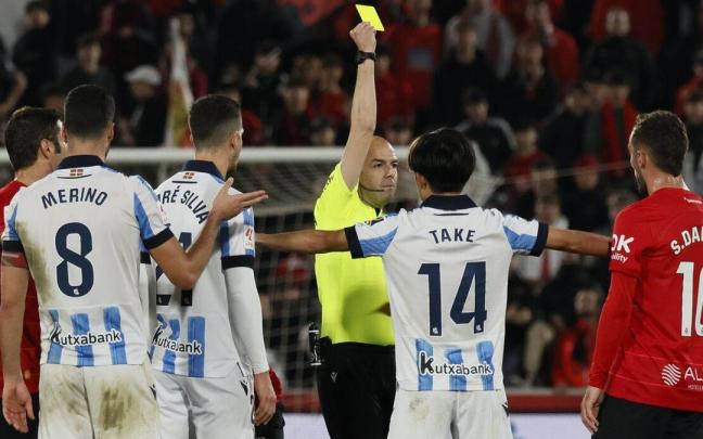 El árbitro González Fuertes muestra la tarjeta amarilla a Darder, en el partido entre el Mallorca y la Real del domingo en Son Moix. / EFE/CATI CLADERA