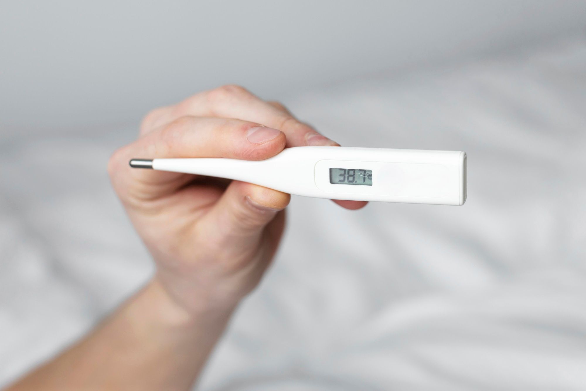 Un hombre mira la temperatura que marca el termómetro.