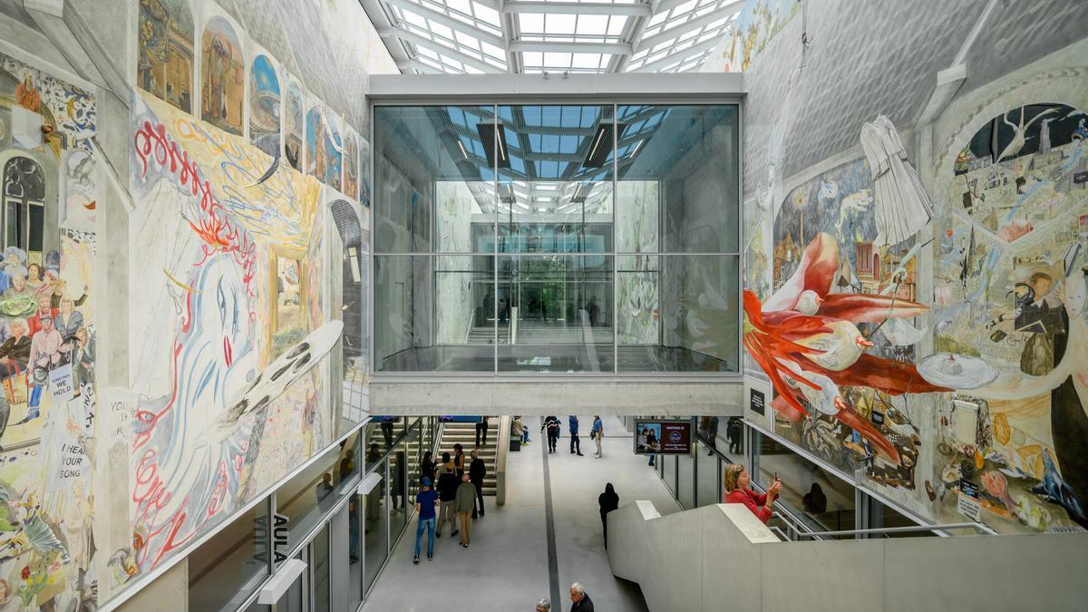 El mural ‘The Whispering Walls Reve’, en la planta baja del museo.