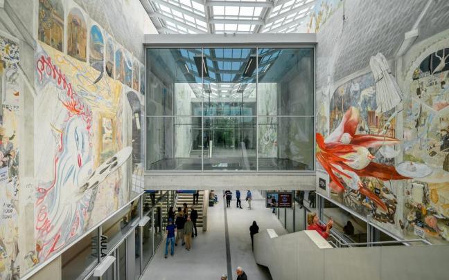 El mural ‘The Whispering Walls Reve’, en la planta baja del museo.