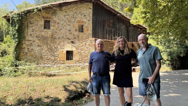 La alcaldesa, Maider Morras, y representantes de la familia que ha donado el caserío Mojategi y sus terrenos (herederos de Antton Sagasta Errasti).