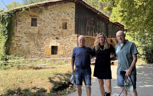 La alcaldesa, Maider Morras, y representantes de la familia que ha donado el caserío Mojategi y sus terrenos (herederos de Antton Sagasta Errasti).