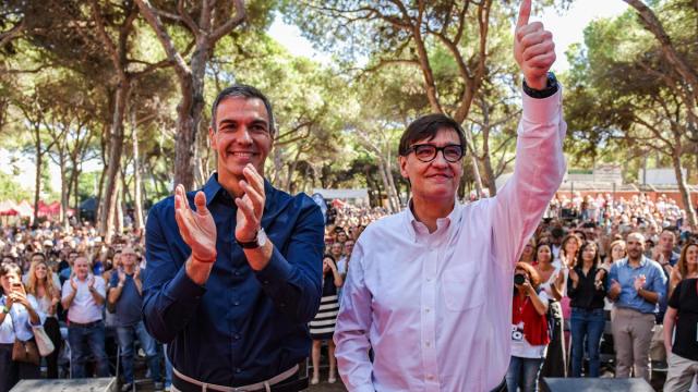 El presidente del Gobierno, Pedro Sánchez, y el presidente de la Generalitat de Catalunya, Salvador Illa, durante la celebración de la Fiesta de la Rosa del PSC.