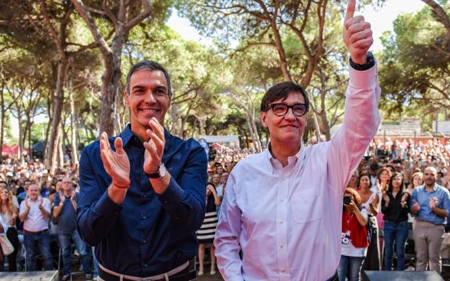 El presidente del Gobierno, Pedro Sánchez, y el presidente de la Generalitat de Catalunya, Salvador Illa, durante la celebración de la Fiesta de la Rosa del PSC.