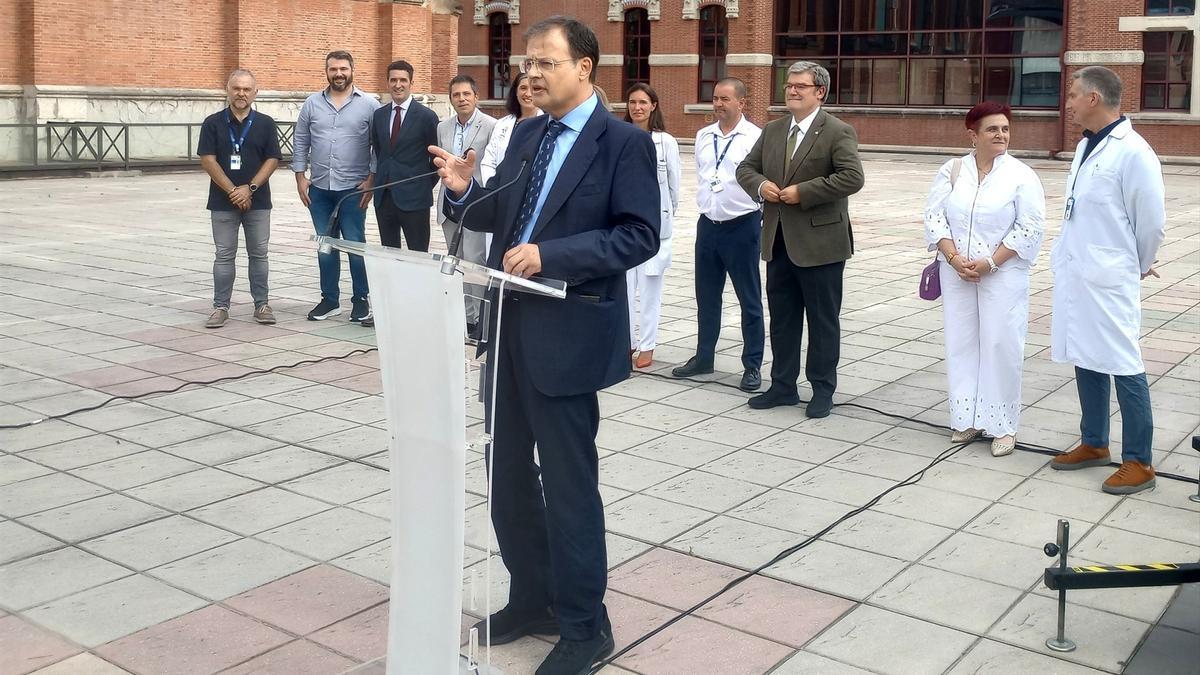 Alberto Martínez, acompañado por profesionales sanitarios del Hospital de Basurto.