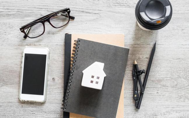 Se debe evitar que en casa realicen actividades de visión próxima durante un tiempo prolongado, como leer, usar pantallas o pintar