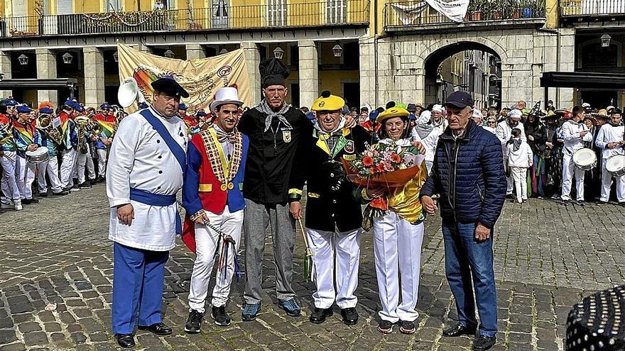Homenaje en el alarde de txarangas de ayer a Arturo Vicente, fallecido recientemente.