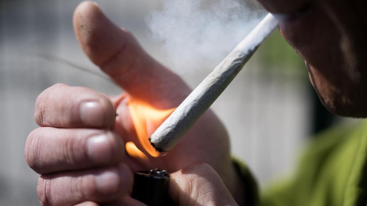 Un consumido de cannabis, fumando dicha sustancia estupefaciente.