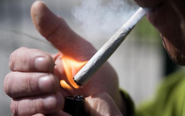 Un consumido de cannabis, fumando dicha sustancia estupefaciente.