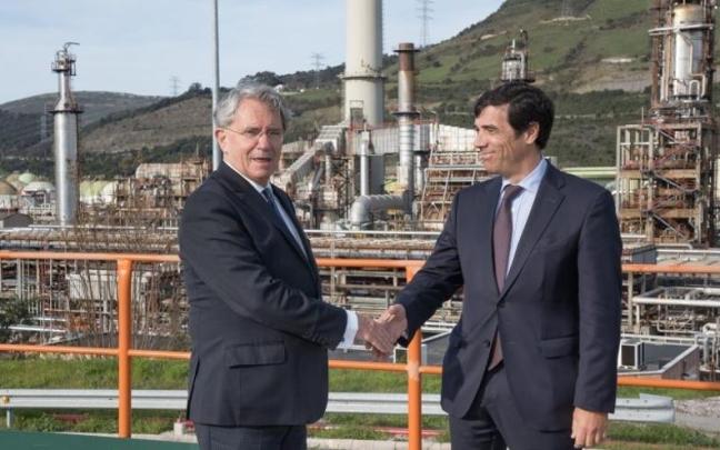 El presidente de Petronor, Emiliano López Atxurra, saluda al presidente de Kutxabank, Antón Arriola. El presidente de Petronor, Emiliano López Atxurra, saluda al presidente de Kutxabank, Antón Arriola.