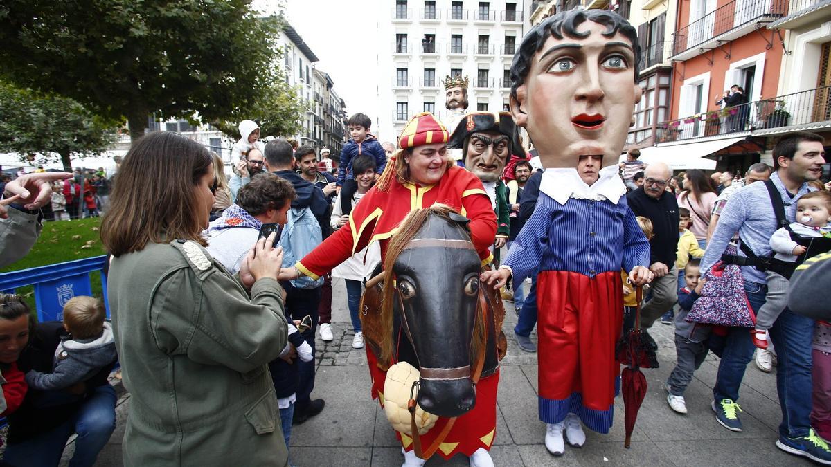 Comparsa de Gigantes por las calles de Pamplona en el último San Fermín Txikito.