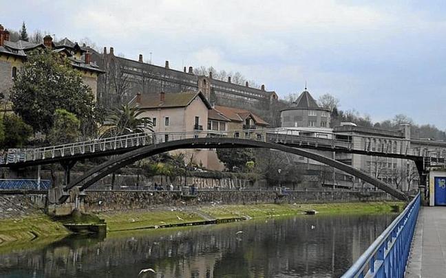 El puente peatonal de Iztieta. | FOTO: N.G. El puente peatonal de Iztieta. | FOTO: N.G.
