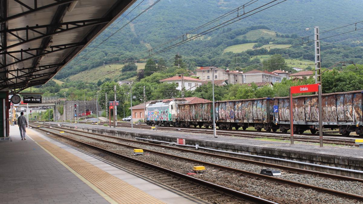 Estado actual del andén de la estación de Renfe en Orduña
