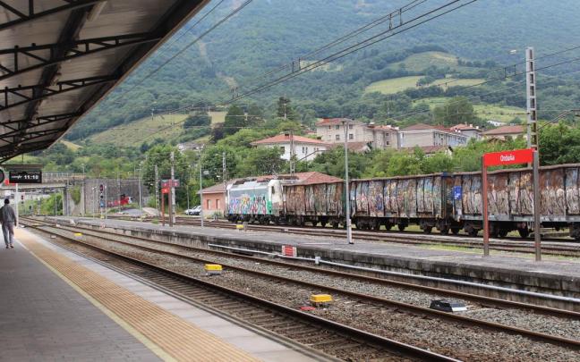 Estado actual del andén de la estación de Renfe en Orduña