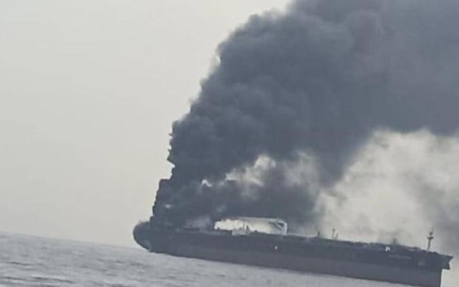 Petrolero atacado en el golfo Pérsico.