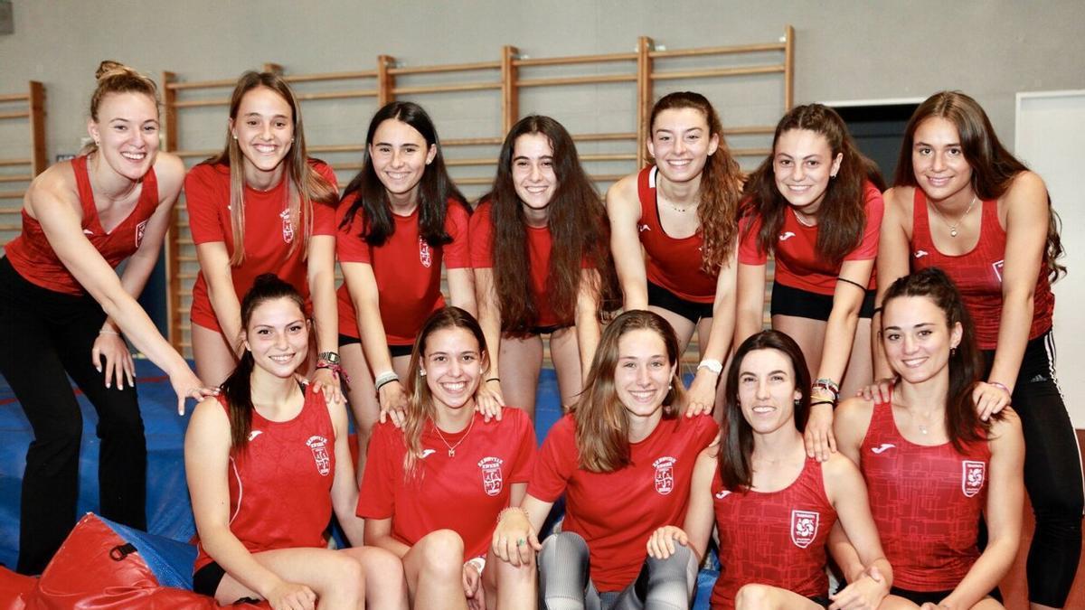 Atletas del Barrutia femenino que consiguió el ascenso a Primera División el año pasado