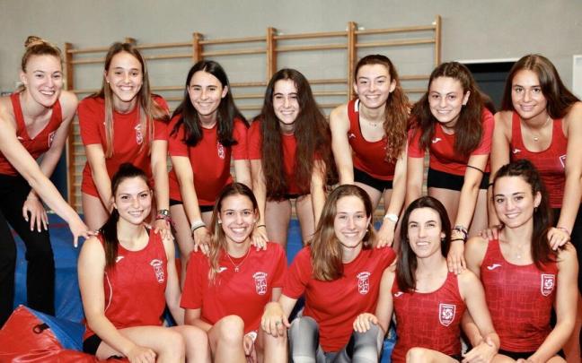 Atletas del Barrutia femenino que consiguió el ascenso a Primera División el año pasado Atletas del Barrutia femenino que consiguió el ascenso a Primera División el año pasado