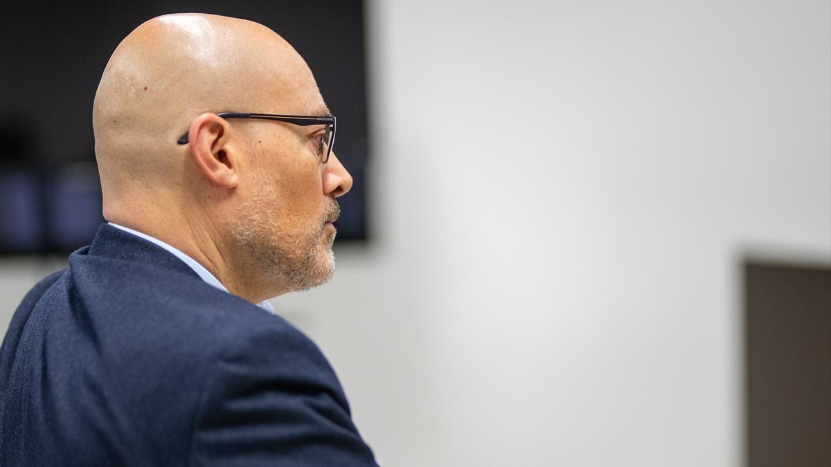 El periodista acusado de una agresión sexual, Saül Gordillo, durante el juicio en la Ciutat de la Justicia, a 12 de noviembre de 2024, en Barcelona.