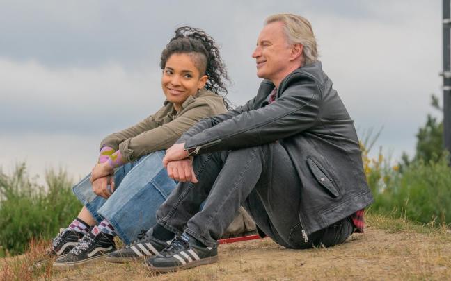 Talitha Wing y Robert Carlyle en la serie.