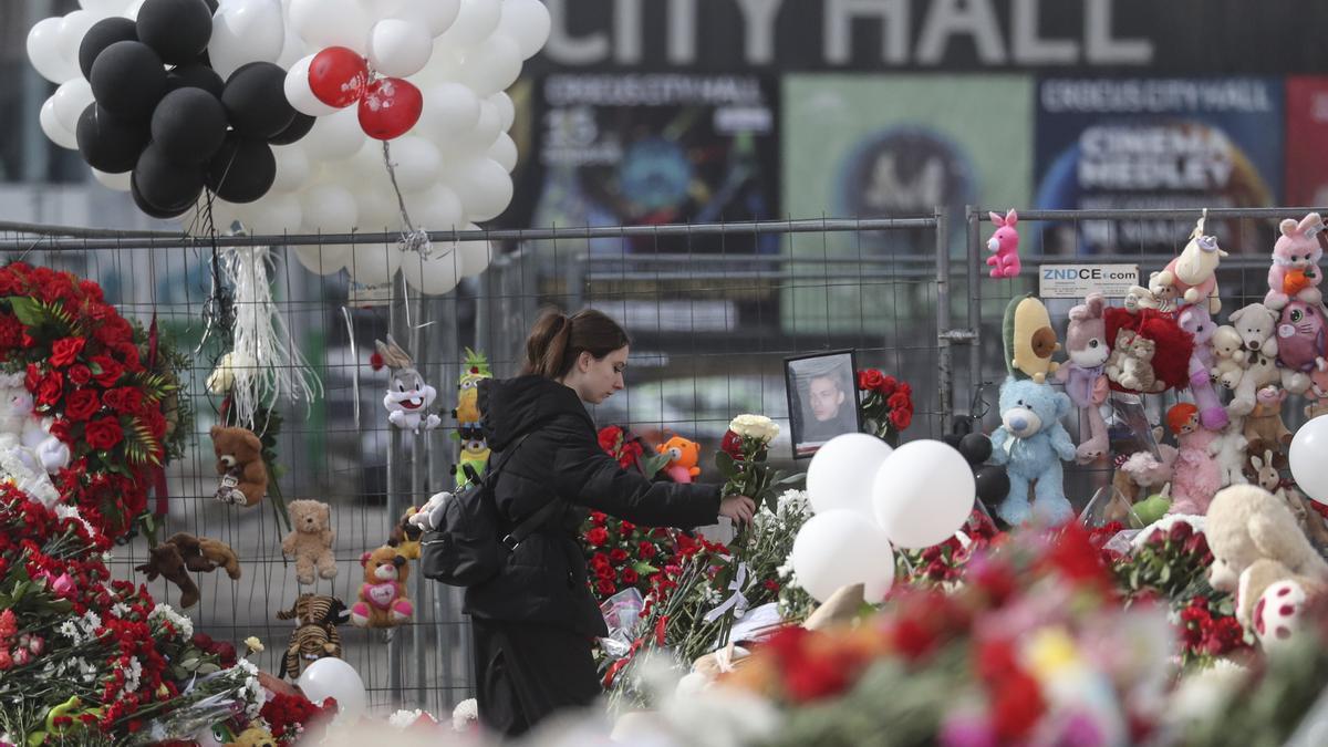 Una mujer deposita flores en el lugar del atentado de Moscú.