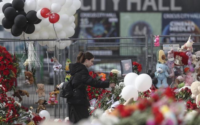 Una mujer deposita flores en el lugar del atentado de Moscú.